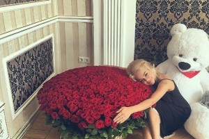 Алина Гросу похвасталась шикарным букетом от возлюбленного