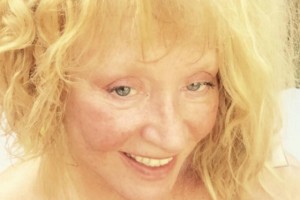 Алла Пугачева показала себя без парика и косметики