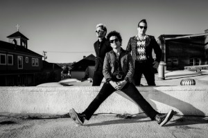 Green Day об опасности огнестрельного оружия в новой песне «Bang Bang»