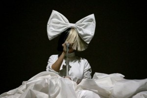 Израильские поклонники певицы Sia подали в суд за неудачный концерт