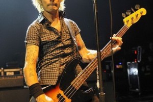 Басист Green Day учится играть на гитаре.