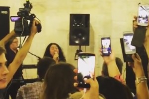 Лолита Милявская устроила бесплатный концерт в метро