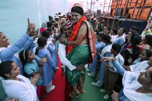 Индийский бизнесмен пригласил на свадьбу 18 тысяч вдов