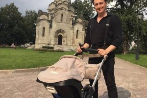 Сергей Безруков любит прогуливаться с маленькой дочкой