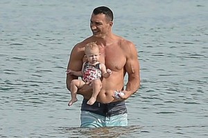 Владимир Кличко проводит время на пляже с 9-месячной дочкой.