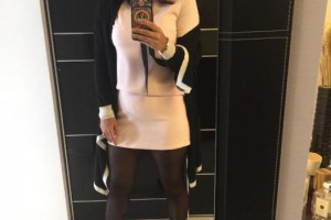Елена Ваенга продемонстрировала свои стройные ножки