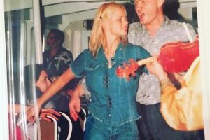 Анна Семенович показала давнее фото со свадьбы друзей