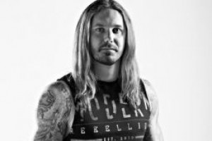 Вокалист AS I LAY DYING требует 35 миллионов долларов за большую грудь..............
