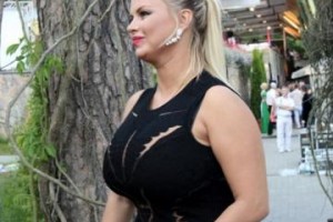 Анну Семенович продолжают троллить из-за лишнего веса 
