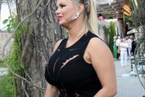 Анну Семенович продолжают троллить из-за лишнего веса