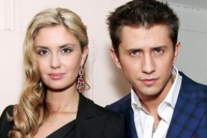 Агата Муцениеце с ветерком прокатила на машине мужа Рианну и Кару Делевинь