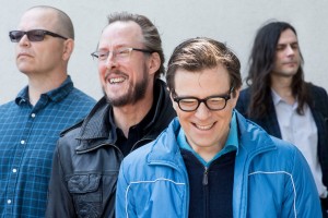 Weezer выпустили неизданную ранее песню Fake Smiles and Nervous Laughter  