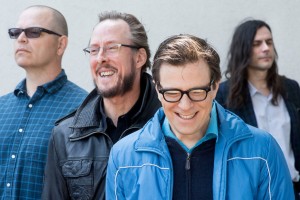 Weezer выпустили неизданную ранее песню Fake Smiles and Nervous Laughter