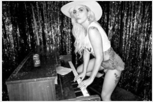 Леди Гага собирается петь в обычных барах