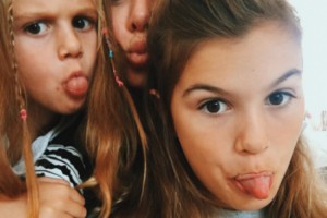 Анна Седокова продемонстрировала селфи с дочерьми и без макияжа