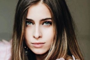 15-летняя внучка Софии Ротару засветилась на балу в Москве