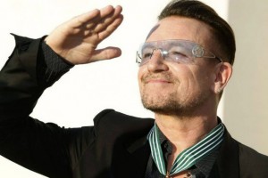 Солист группы U2 — Боно — стал «Женщиной года»