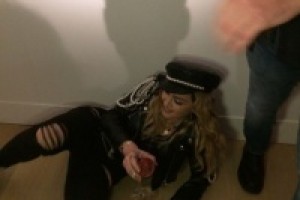Мадонна напилась на фотовыставке и упала посетителям в ноги