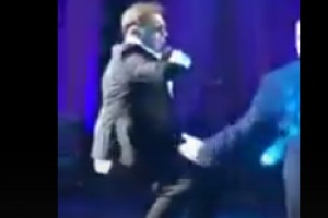 Пьяный Лепс упал со сцены во время концерта в Ростове-на-Дону