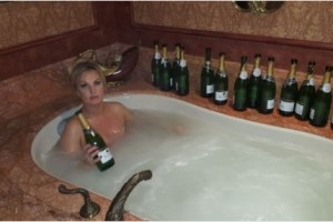 Камалия показала, как принимает ванну с шампанским