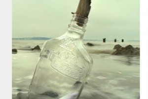 На берег Австралии выбросило бутылку с просьбой о помощи
