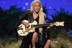 Леди Гага призналась, что ей было сложно пережить расставание с Тейлором Кинни