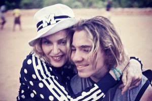 Сын Мадонны Рокко "очень рад", что больше не живет с матерью  