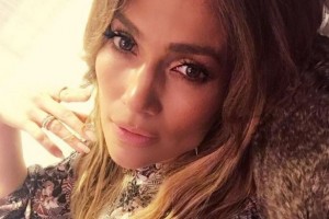 С СИНЯКОМ ПОД ГЛАЗОМ: ДЖЕННИФЕР ЛОПЕС НАПУГАЛА ПОКЛОННИКОВ