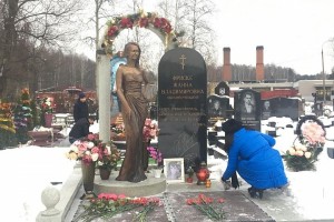 Родители Жанны Фриске установили памятник на могиле дочери