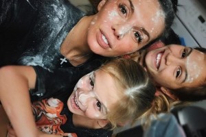 Анна Седокова с дочками устроили дома пожар