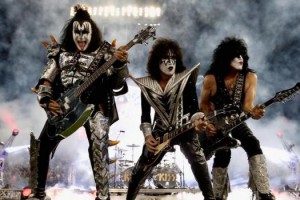 «Поцелуй навылет»: группа Kiss начинает европейское турне с Москвы