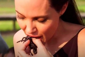 Анджелина Джоли накормила детей пауками и скорпионами в Камбодже