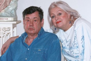 СУПРУГА КАРАЧЕНЦОВА РАССКАЗАЛА, КАК ИХ ВЫТАСКИВАЛИ ЗА НОГИ ИЗ МАШИНЫ