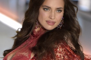 Ирина Шейк показала свою сексуальную старшую сестру