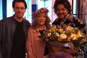 Tанцы на разбитой посуде — Алла Пугачева с друзьями встретила весну