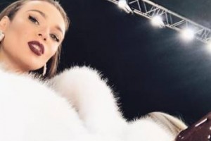 Алена Водонаева пришла на показ мод в шубе на голое тело