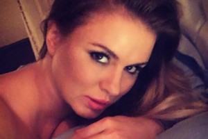 Полуобнаженная Анна Семенович восхитила грацией