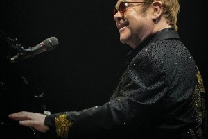 Элтон Джон заразился неизвестным вирусом в Южной Америке