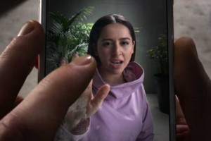 Российская певица Манижа сняла клип на iPhone с помощью робота-руки