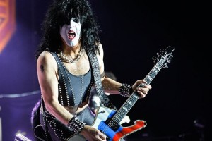 Фронтмен группы Kiss появился на сцене с гитарой в цветах флага РФ