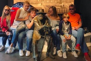 Дмитрий Песков на отдыхе в Барселоне выбирал запрещенные санкциями деликатесы