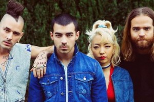 DNCE и Ники Минаж встретились не вечеринке в клипе «Kissing Strangers» (Видео)