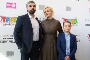 Родившая Гагарина продемонстрировала фигуру, выйдя в свет