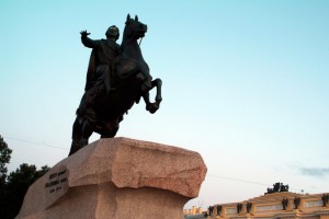 В Петербурге объявили конкурс на право помыть Медного всадника и заглянуть в его глаза-сердечки