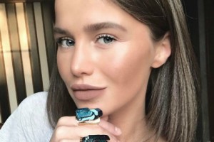 Алекса устроила романтический ужин для возлюбленного