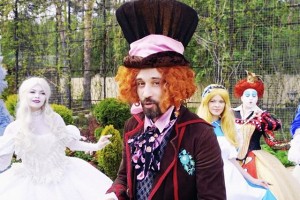 Дима Билан в образе Безумного Шляпника, Полина Гагарина в образе Золушки на благотворительном аукционе Елены Перминовой