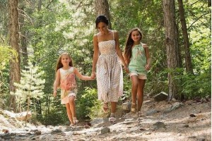 Алсу опубликовала фото с дочками