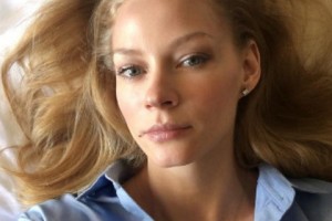 Светлана Ходченкова осваивает танцы на шесте