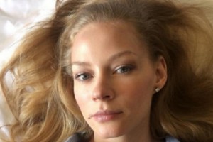 Светлана Ходченкова осваивает танцы на шесте