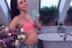 Ирена Понарошку показала округлившийся живот